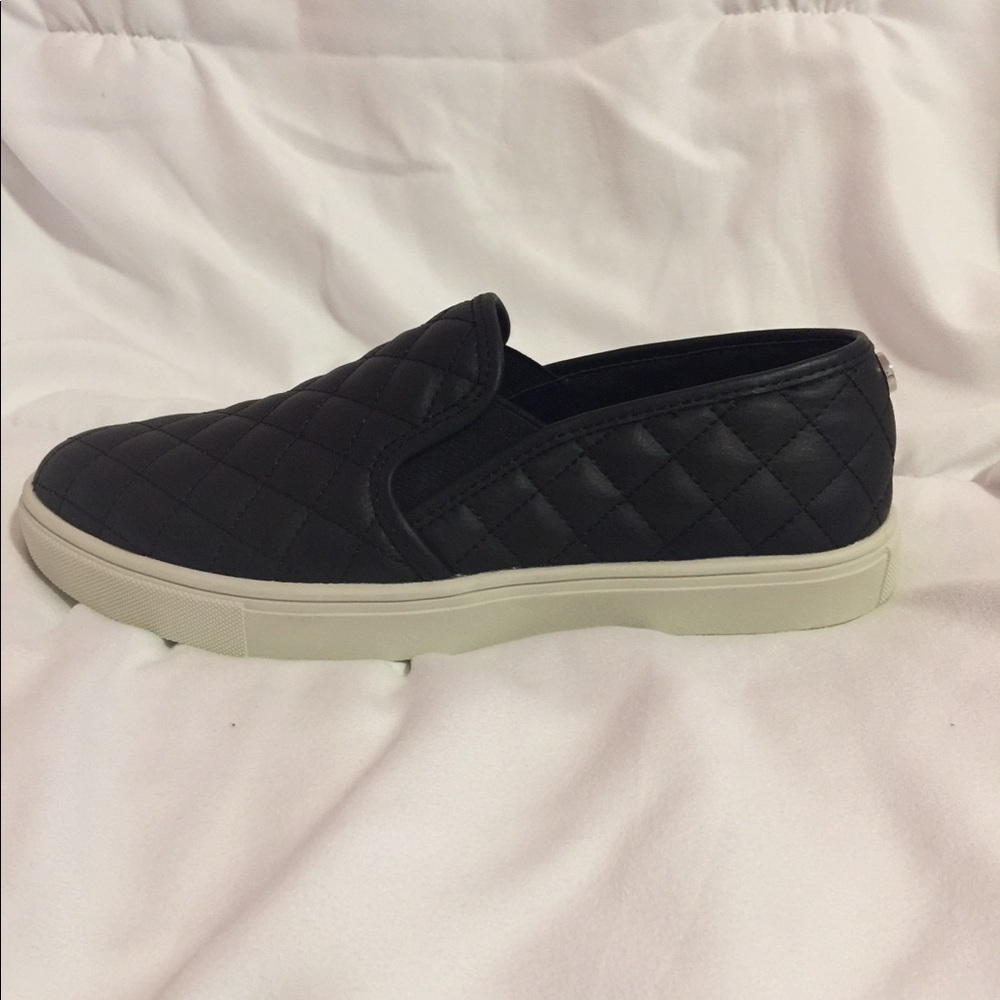 New- Size 8 Steve Madden Ecentrcq Black Slip Ons - Picture 5 of 8